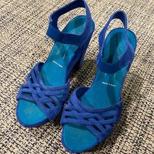 Donald Pliner cute platform blue suede heels pumps